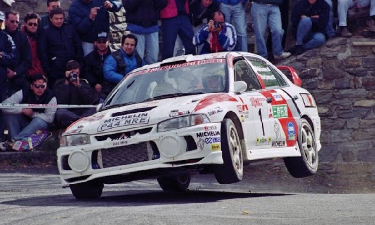 O saudoso Mitsubishi Lancer Evo Ralliart nas mãos do finlandês Tommi Mäkinen