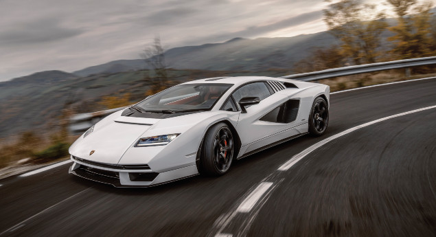 E em óptima companhia! Lamborghini Countach LPI 800-4 estreia-se em estrada