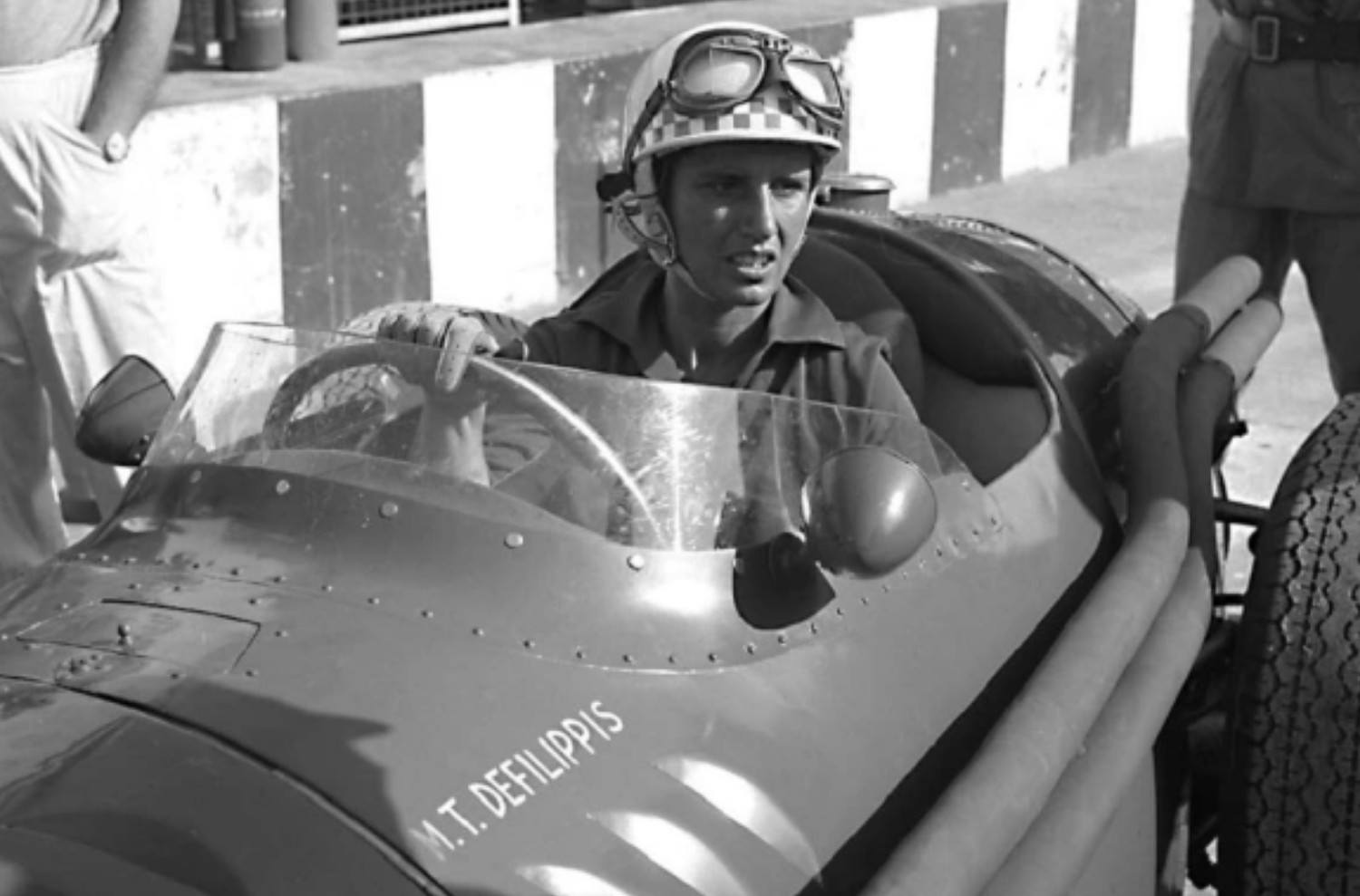 Maria Teresa De Filippis foi a primeira mulher a qualificar-se para um Grande Prémio de F1. Ao volante de um Maserati 250F...