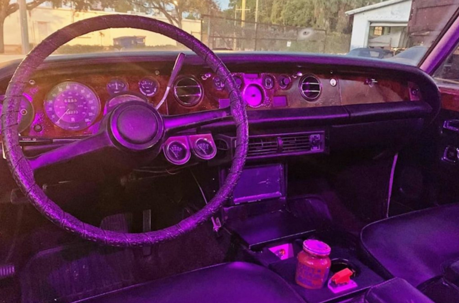 O interior da pick-up Rolls-Royce