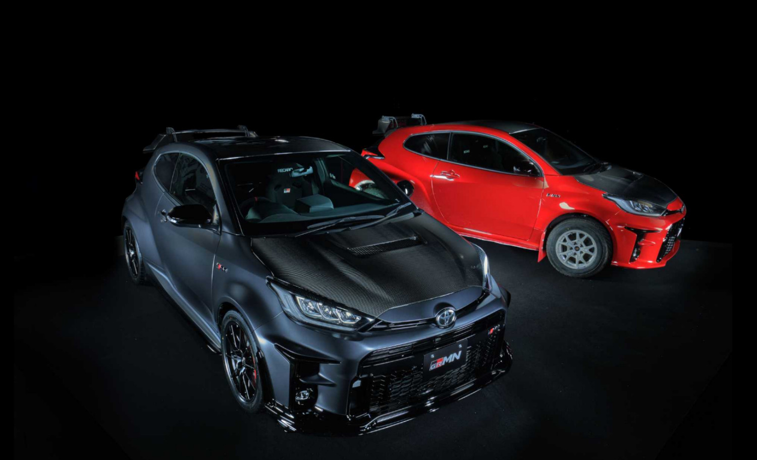 O novo Toyota GRMN Yaris na versão Standard (vermelha) e com o Circuit Package (negro)