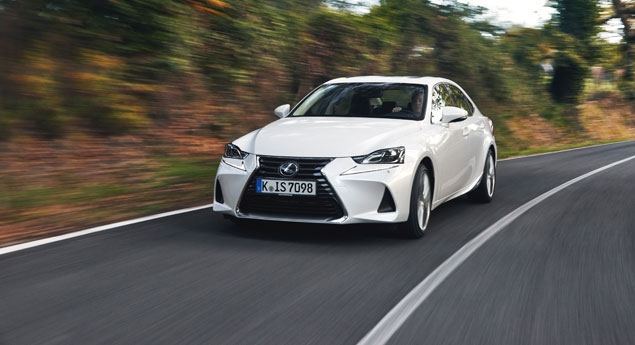 Lexus IS renovado já está em Portugal