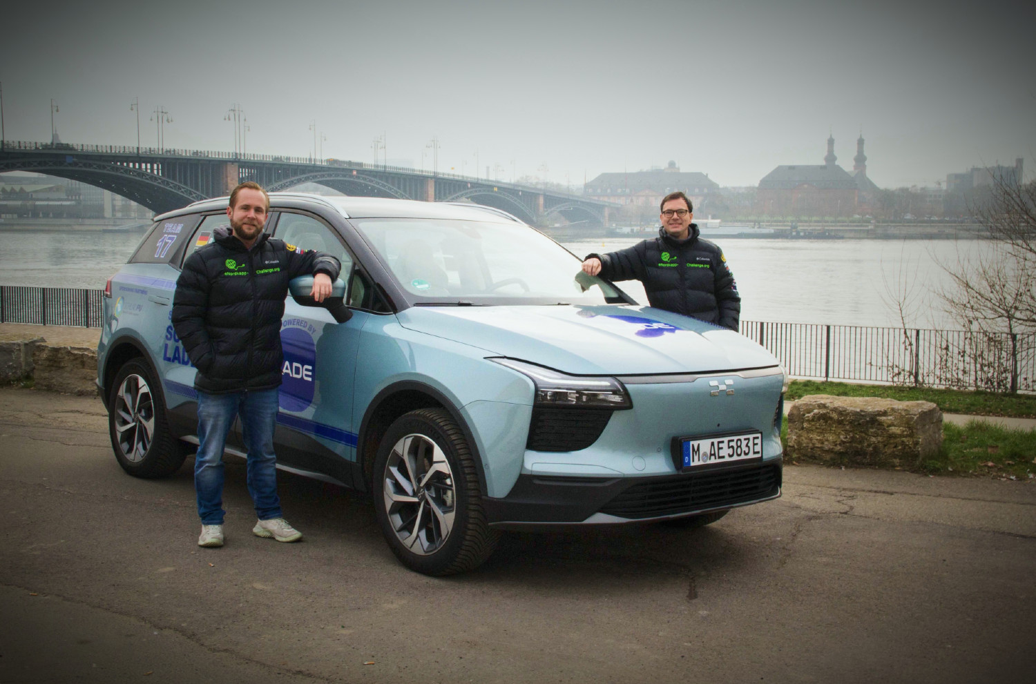 A equipa alemã da LADE, liderada pelo director-geral da empresa de tecnologia para carregamento de EV, Dennis Schulmeyer, à partida para o eNordkapp