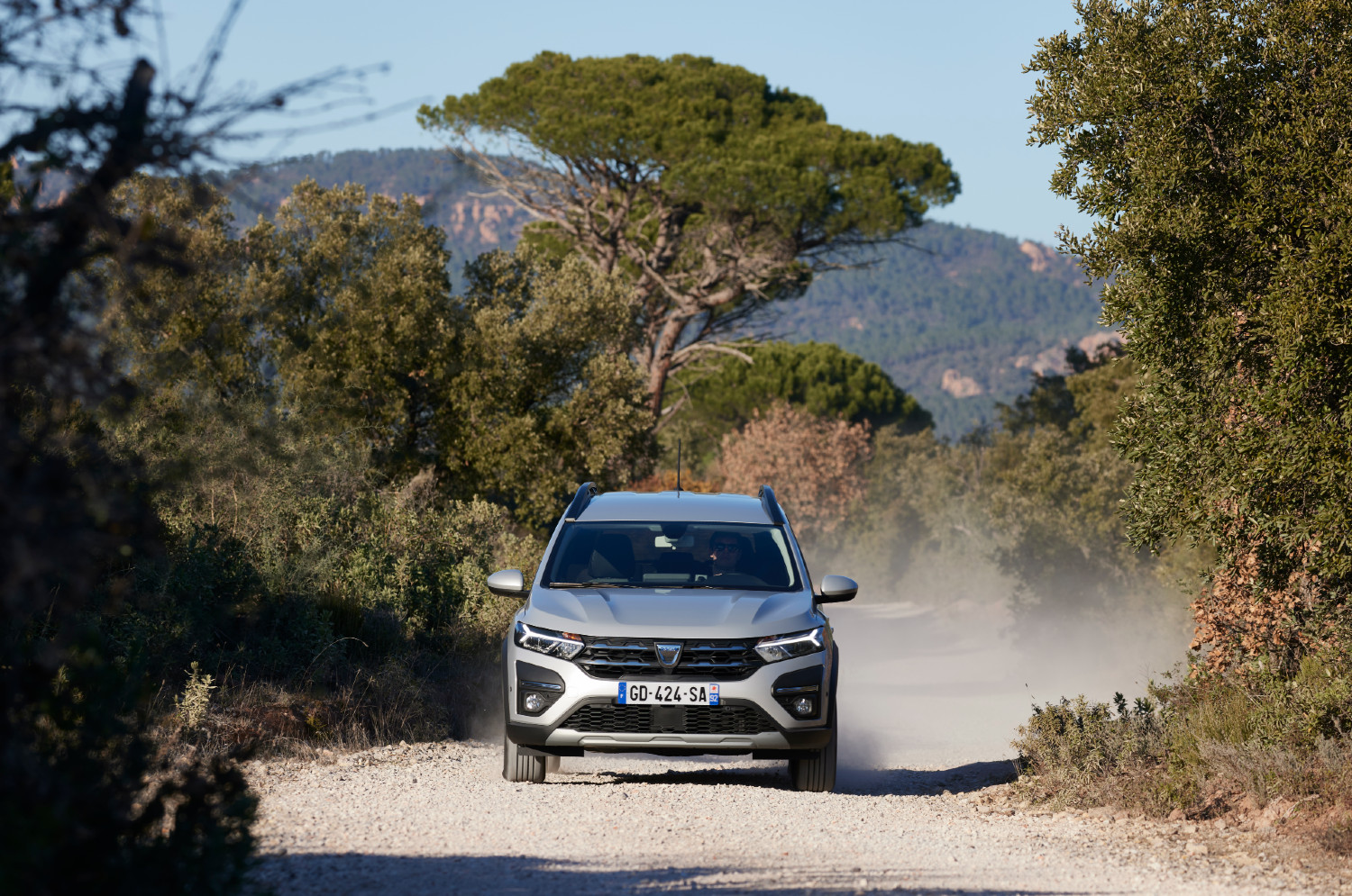 Com uma altura ao solo de 200 mm, o Dacia Jogger mostra-se igualmente apto para algumas aventuras, ligeiras, fora de estrada. Até porque não conta com tracção integral, mas apenas tracção dianteira