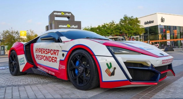 Ambulância de corrida. Emergência médica do Dubai mostra o seu Lykan Hypersport