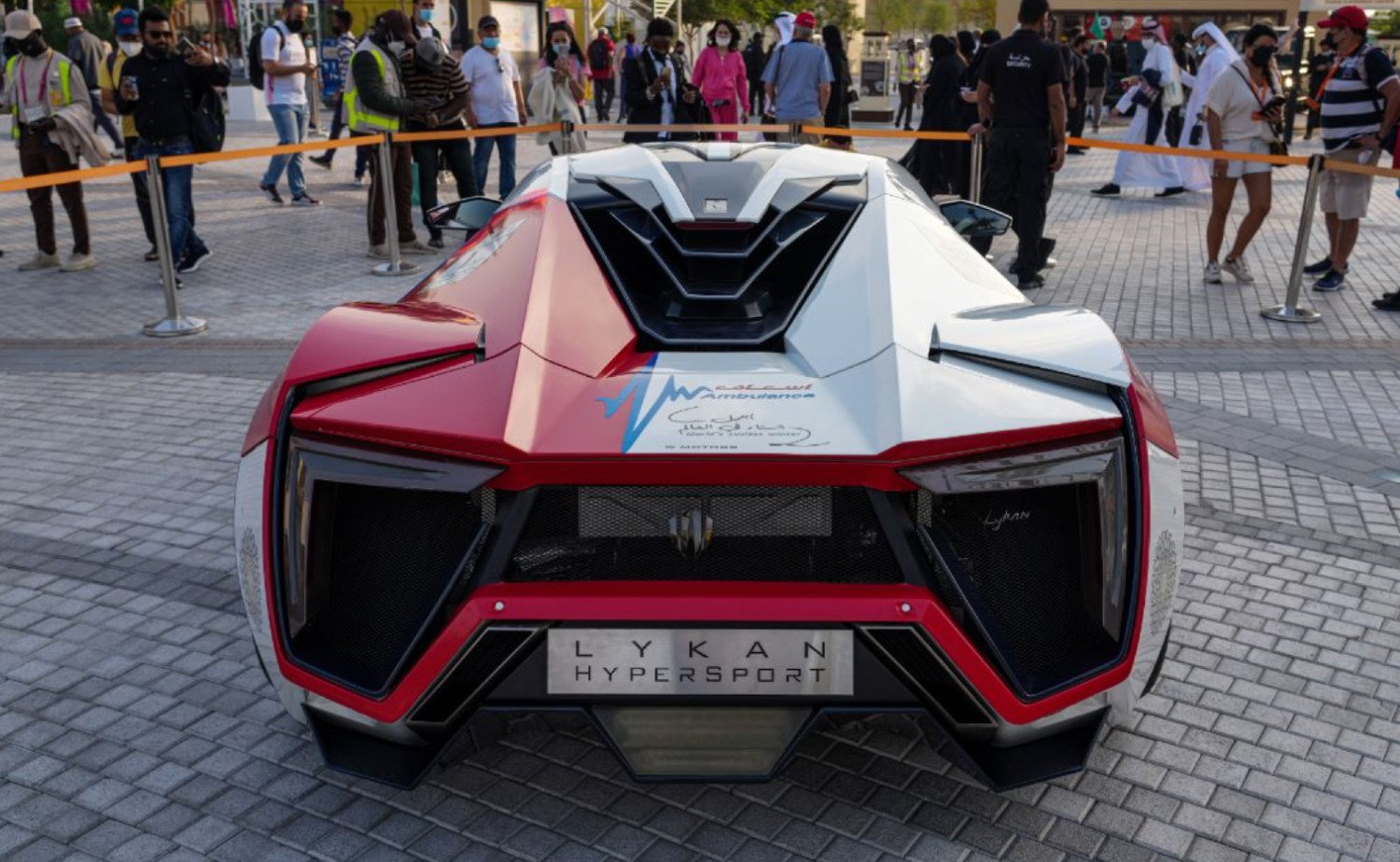 O Lykan Hypersport anuncia 850 cv de potência e 960 Nm de binário. Rápido o suficiente para responder às emergências...