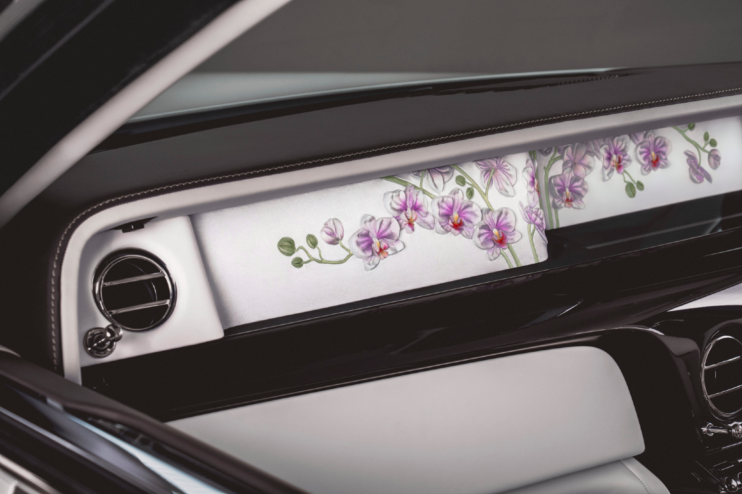 O trabalho realizado pela artista Helen Amy Murray, em conjunto com o departamento de personalização da Rolls-Royce, é simplesmente excepcional