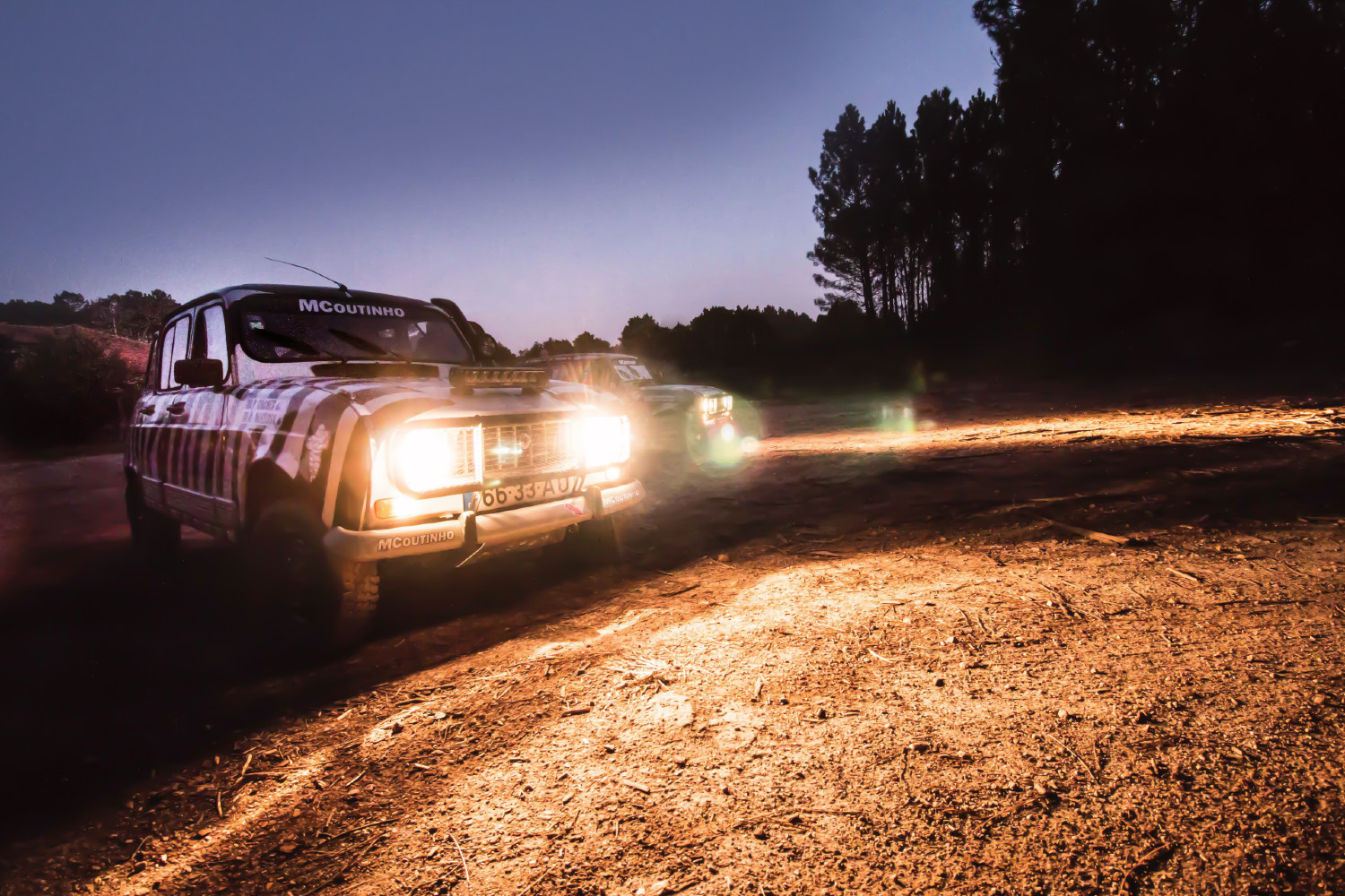 Embora praticamente de série, as duas Renault 4L vão ter de enfrentar cerca de 5.000 quilómetros de savana queniana