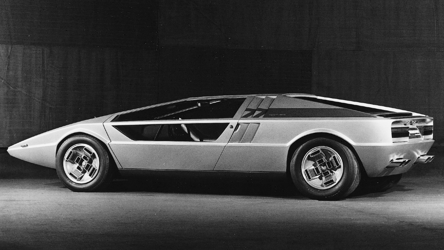 O Boomerang foi imaginado por Giorgetto Giugiaro a partir de uma linha horizontal que divide o automóvel em dois. Vidros das janelas incluídos. 