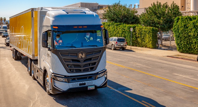 Cervejas Budweiser distribuídas por frota ecológica da BYD e da Nikola