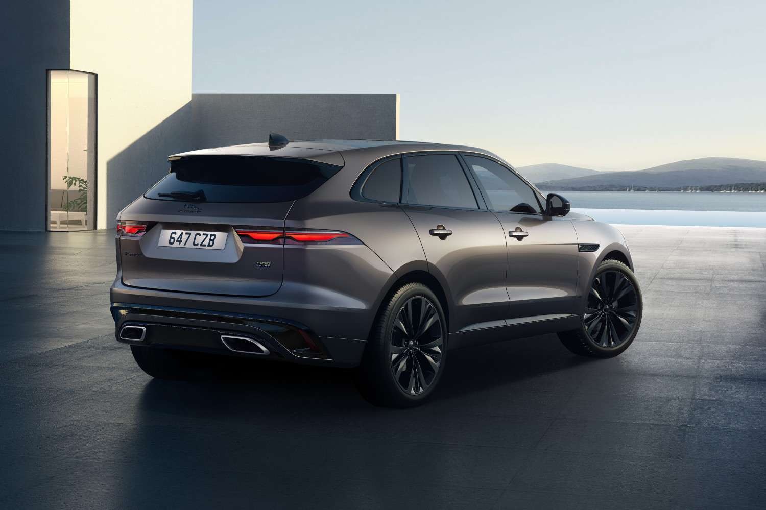 O Jaguar F-Pace, aqui na versão 400 Sport, aposta num visual negro, intenso e desportivo