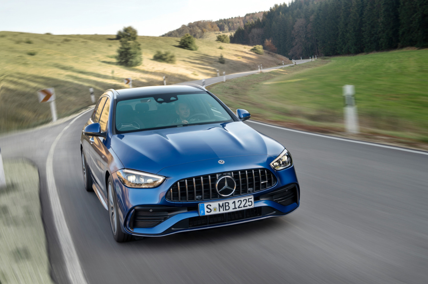 O novo Mercedes-AMG C43 4MATIC ganha maior potência, com motor térmico mais pequeno 