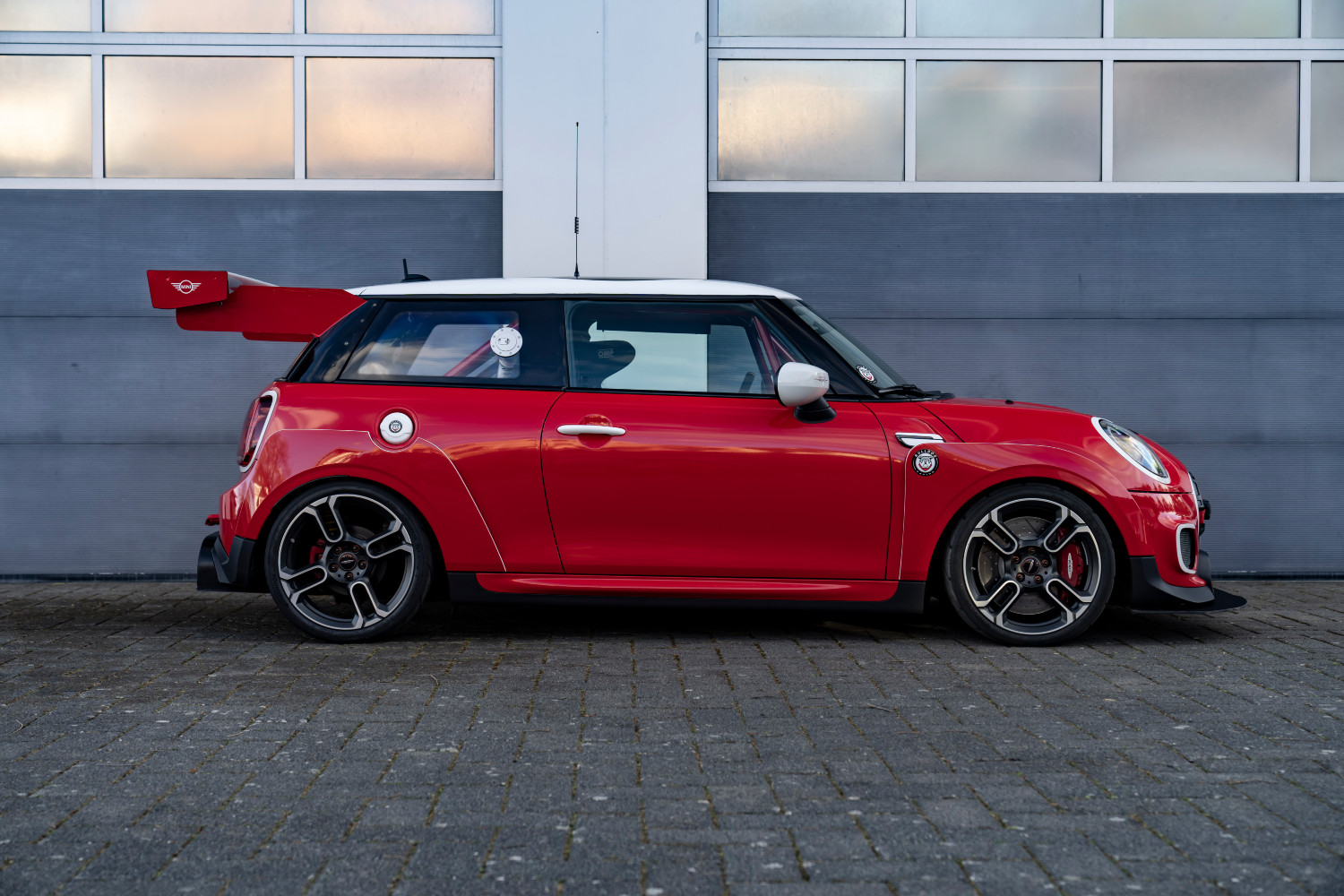 Além de uma suspensão específica para corrida, o Mini JCW viu ainda substituídas todas as peças móveis da suspensão e do chassis