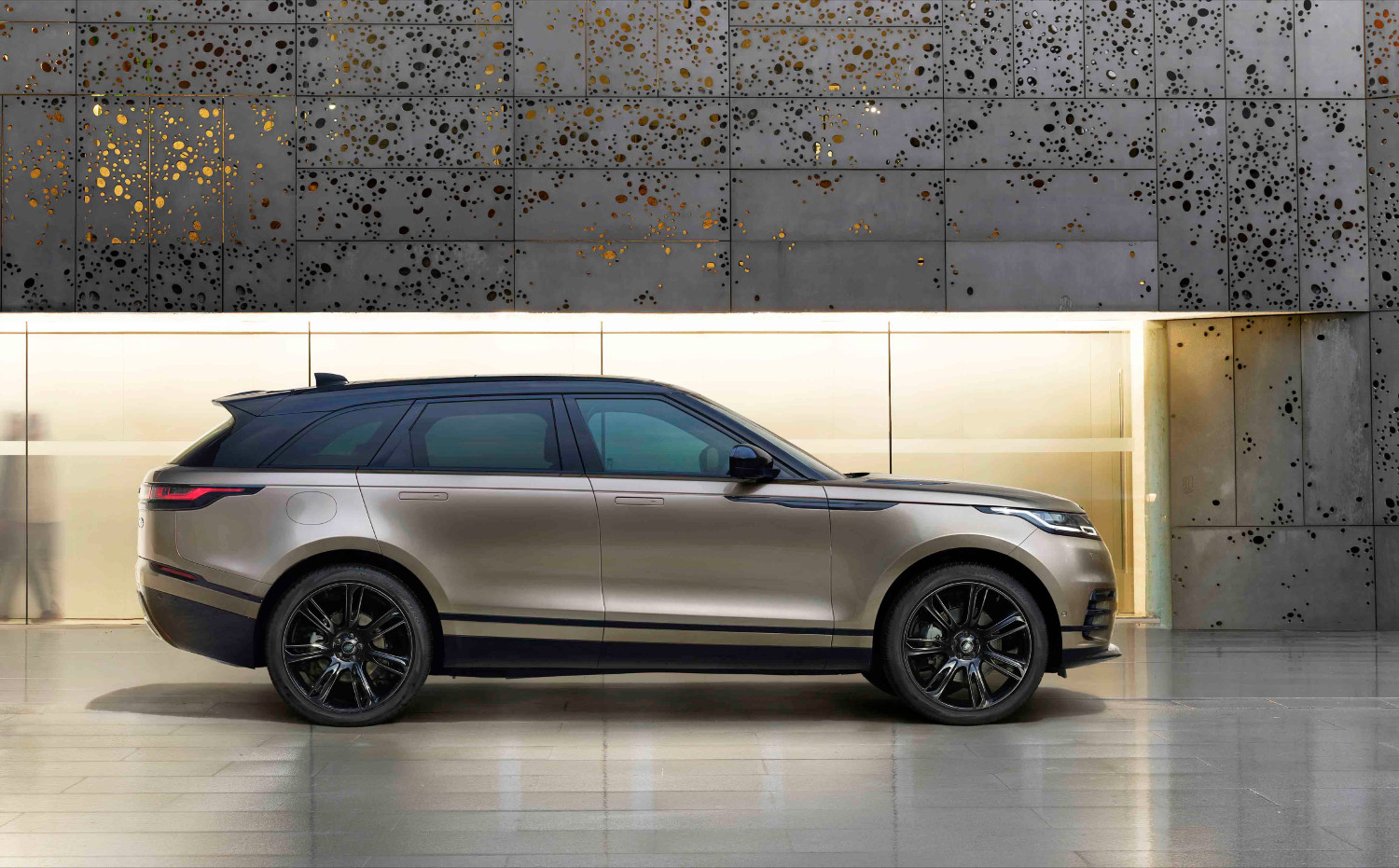 O Range Rover Velar possui, agora, um maior número de escolhas em termos de motorizações híbridas e híbridas plug-in