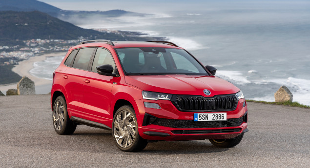 Preços semelhantes. Renovado Skoda Karoq chega em setembro