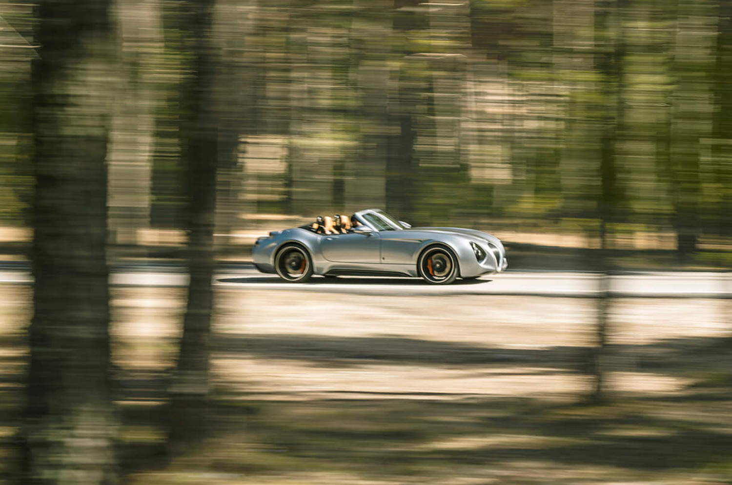 Embora anunciando uma potência combinada de 924 cv, o roadster da Wiesmann mantém a configuração "tradicional" de tracção apenas traseira