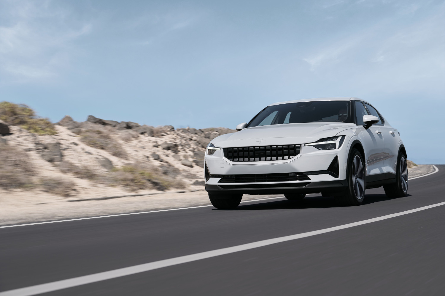 O Polestar 2 é anunciado como um 'driver's car', com versões de motor único e dual motor