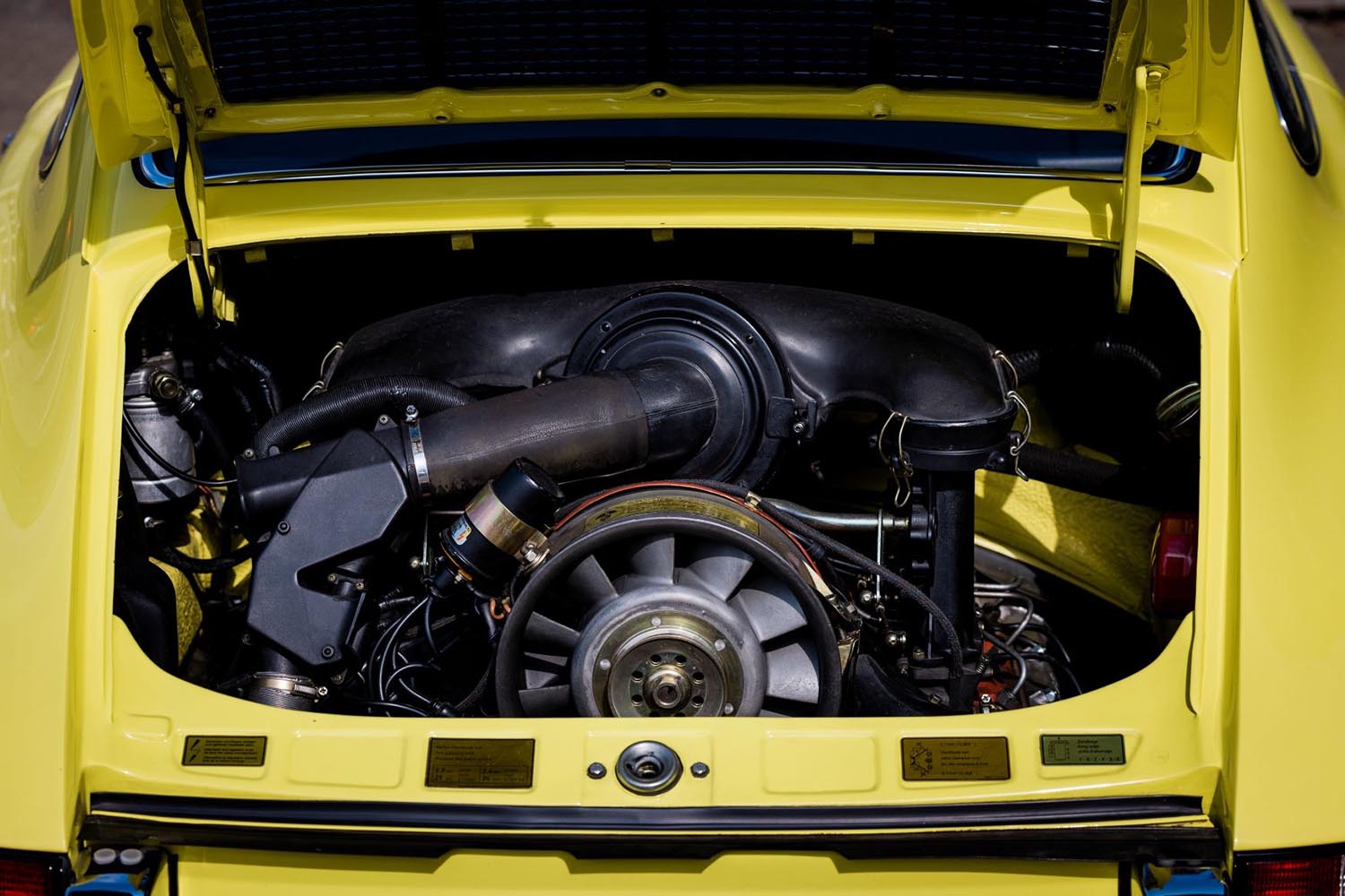 O motor traseiro é uma das imagens de marca do Porsche 911 Carrera RS 2.7