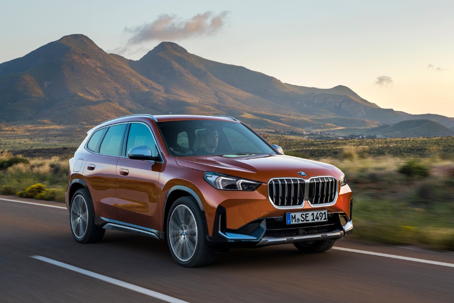 O novo BMW X1 deverá entrar em comercialização na Europa em outubro, primeiramente, com motorizações de combustão