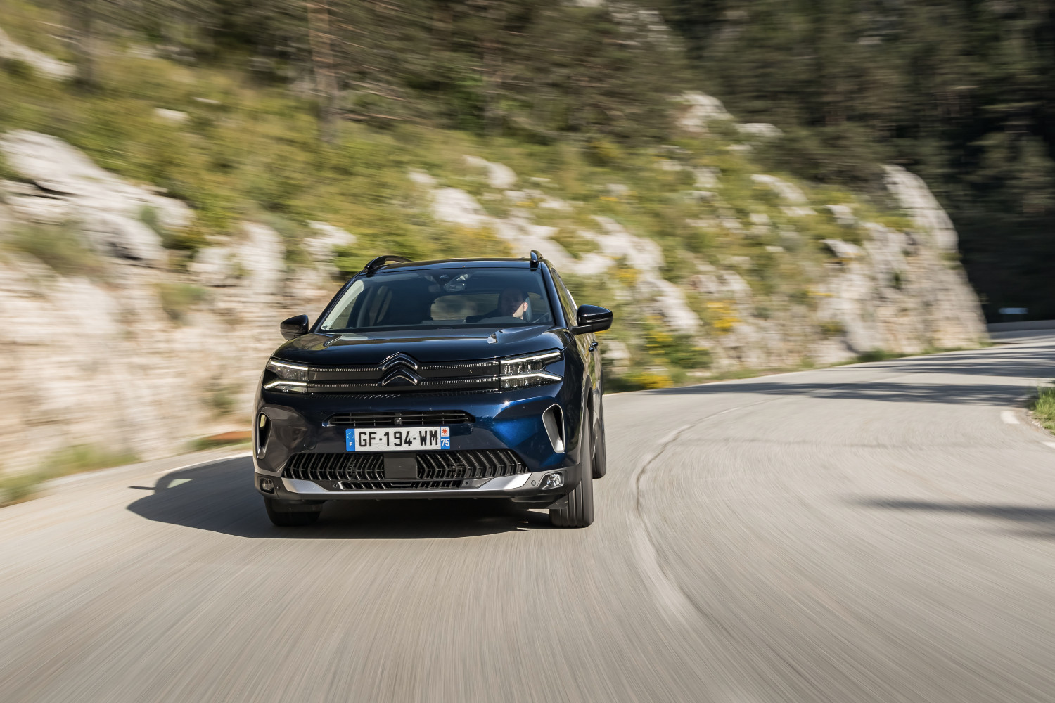 Além de consumos muito atraentes, o novo Citroën C5 Aircross Hybrid 225 ë EAT8 ostenta ainda a vantagem de poder circular até 55 km em modo 100% elétrico