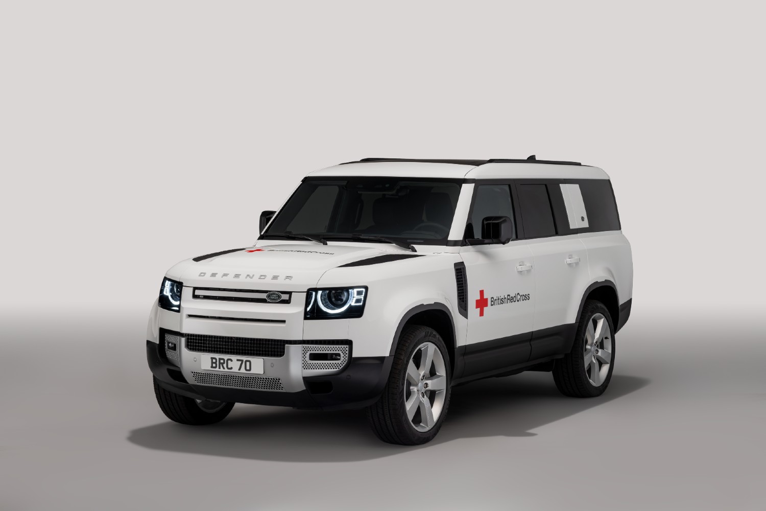 O Land Rover Defender 130 que vai ser entregue à Cruz Vermelha britânica