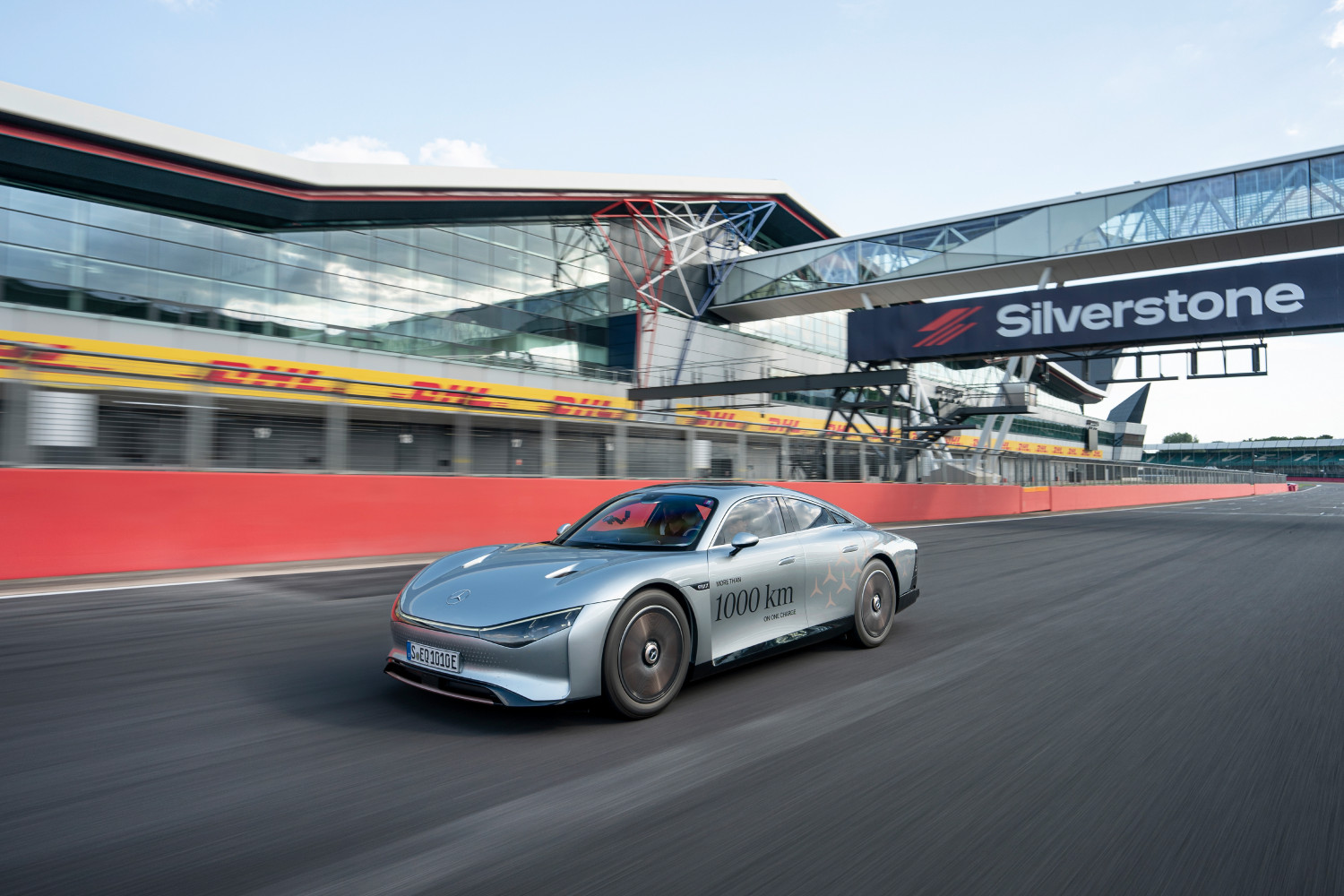 Depois da passagem por Silverstone com o campeão do mundo de Fórmula E ao volante, o Vision EQXX seguiu para a sede da Mercedes-AMG High Performance Powertrain, para pernoitar a recarregar baterias... antes de enfrentar a rampa de Goodwood