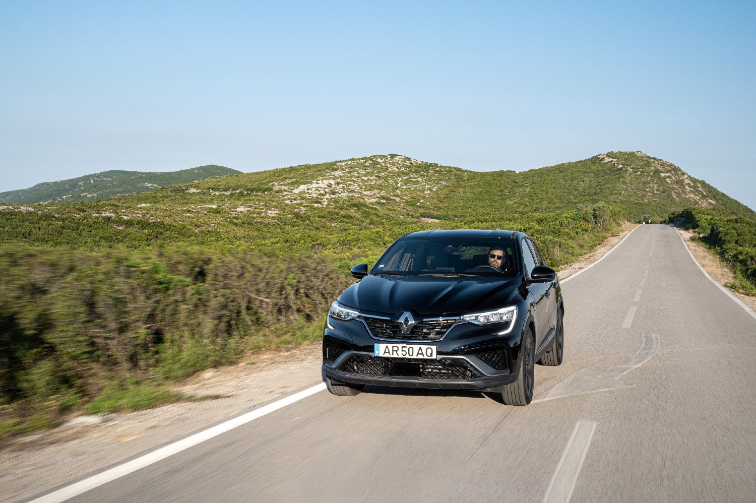 Conjugando o quatro cilindros a gasolina com um sistema elétrico complementar de 12V, o Arkana 1.3 TCe 160 cv consegue recorrer automaticamente à função coasting, quando a velocidades até 30 km/h, sem utilizar o motor de combusão 