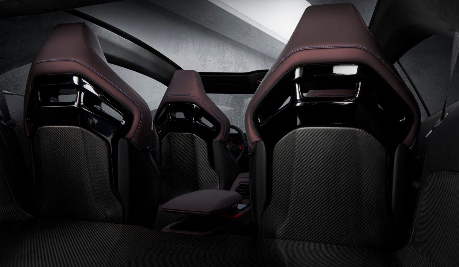 Apresentado numa configuração interior 2+2, o novo concept da Dodge oferece quatro bancos individuais inspirados nas bacquets de competição, mas garantidamente mais confortáveis 