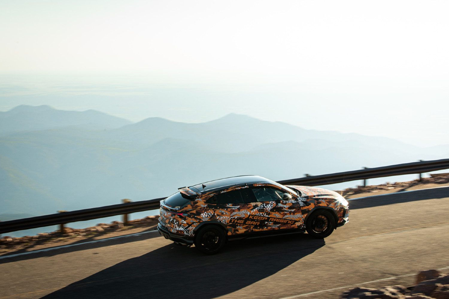 O novo Lamborghini Urus destronou o "primo" Bentley Bentayga como SUV de série mais rápido a subir Pikes Peak