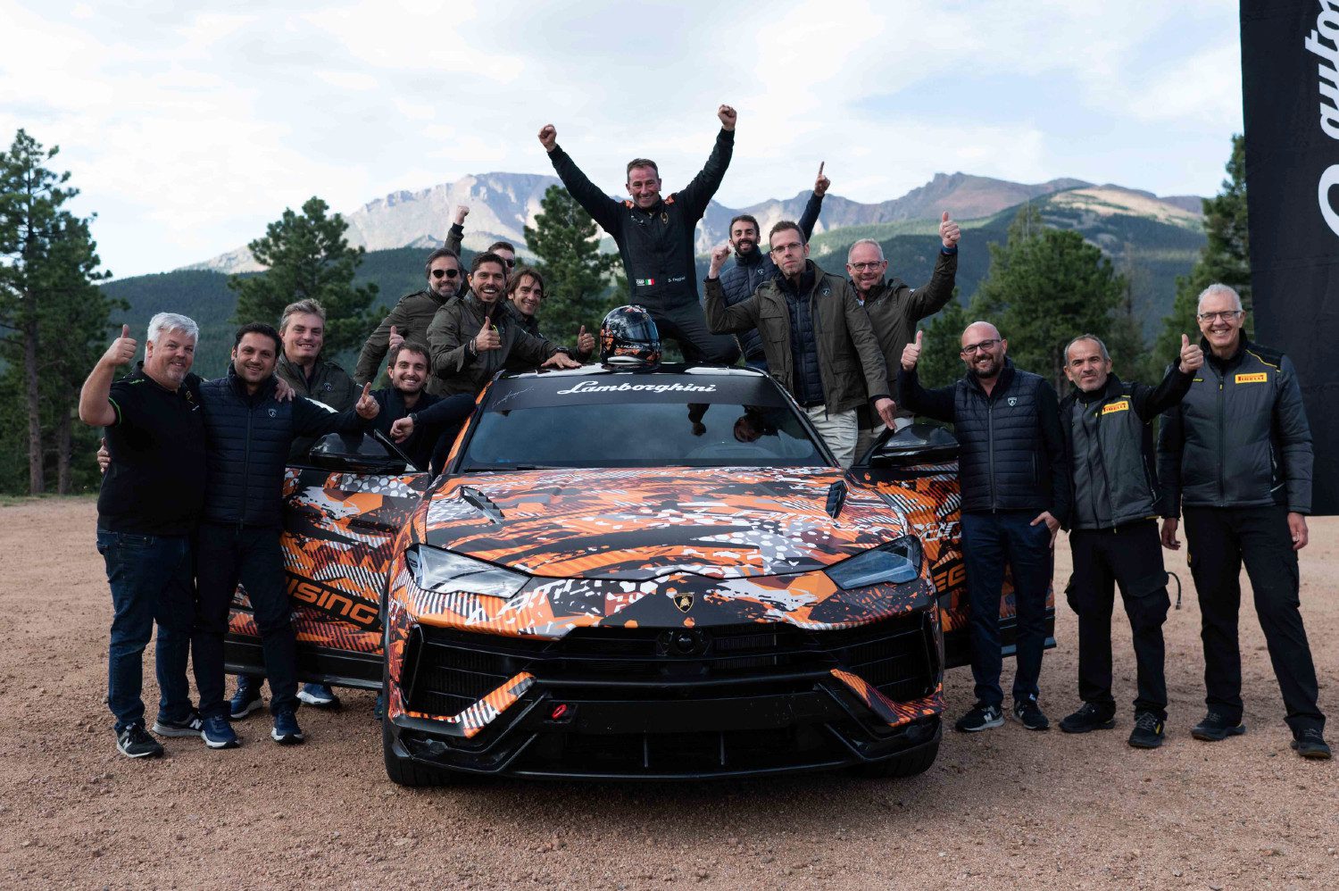 O momento da comemoração pelo recorde alcançado pela nova variante do Lamborghini Urus