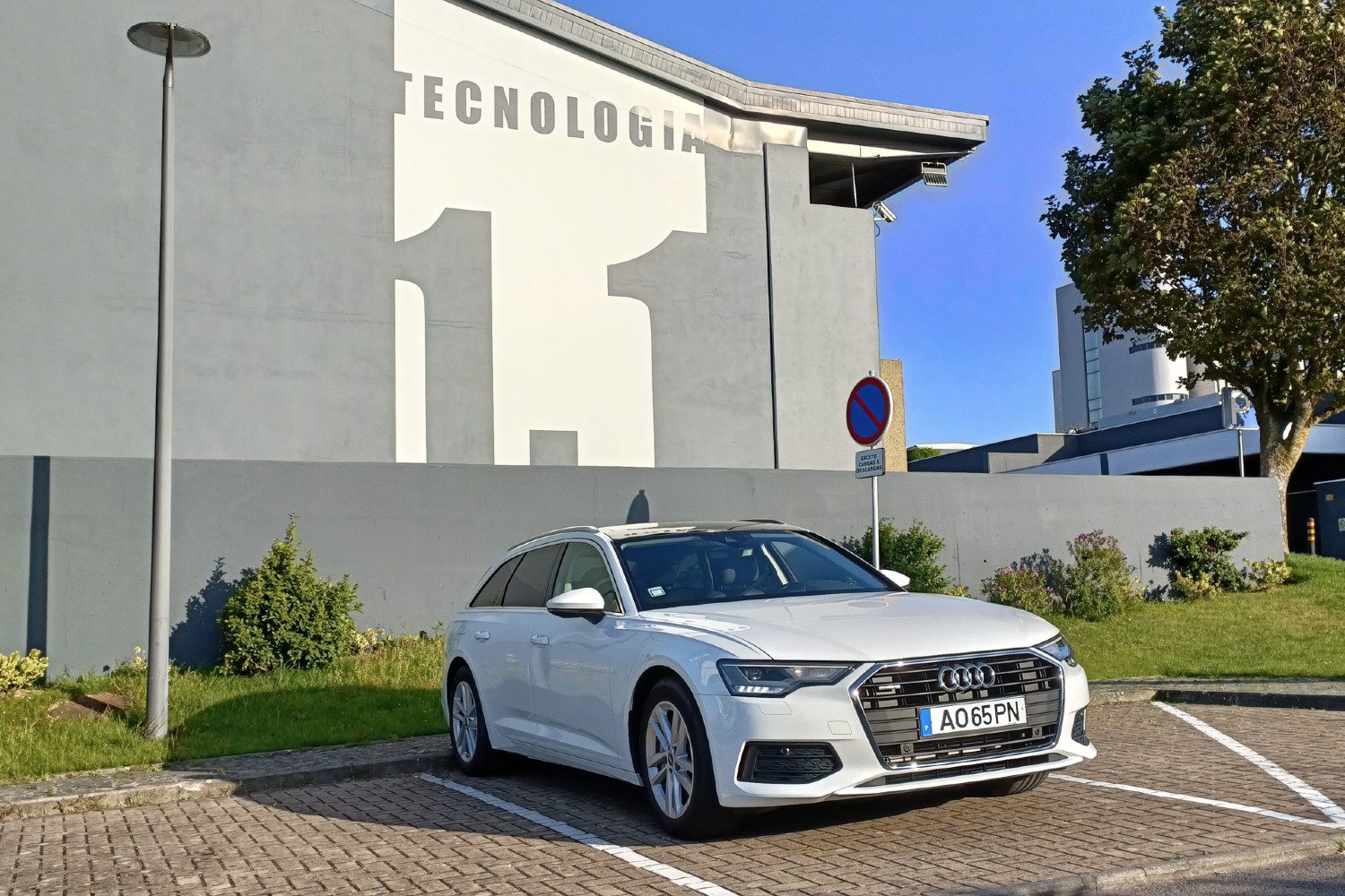 Senhora de linhas atraentes e estatutárias, a Audi A6 consegue sobressair por onde quer que passe. Mesmo quando o faz com "pés de veludo" e sem barulho...