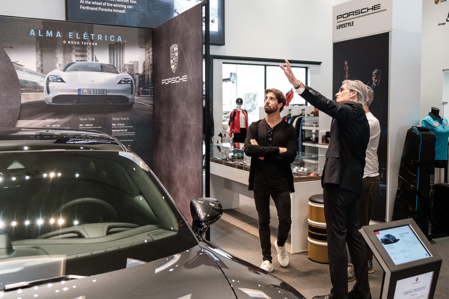 Hoje em dia já com um ceptro de campeão do mundo no currículo, António Félix da Costa revelou, nesta sua passagem pelo Centro Porsche Porto, que o primeiro contacto com a Fórmula E não foi propriamente positivo