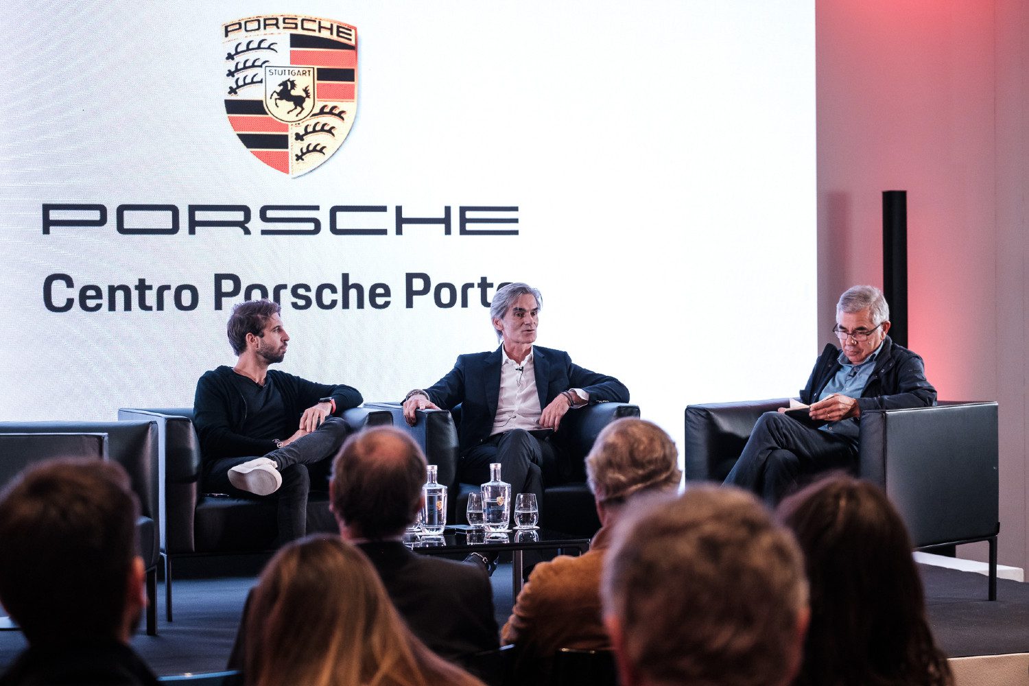 Piloto oficial da Porsche no Mundial de Fórmula E, António Félix da Costa participou num debate que teve como anfitrião Hugo Ribeiro da Silva, administrador dos centros Porsche do Porto e Gaia, e moderado pelo director da TURBO, Júlio Santos