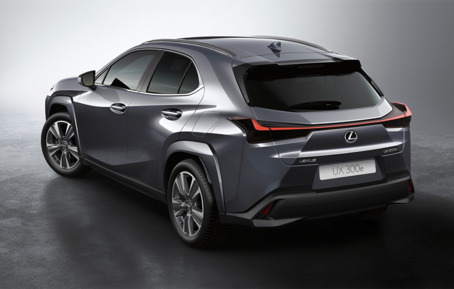 O Lexus UX 300e ganha uma nova bateria de 72,8 kWh, capaz de garantir uma autonomia de 450 km