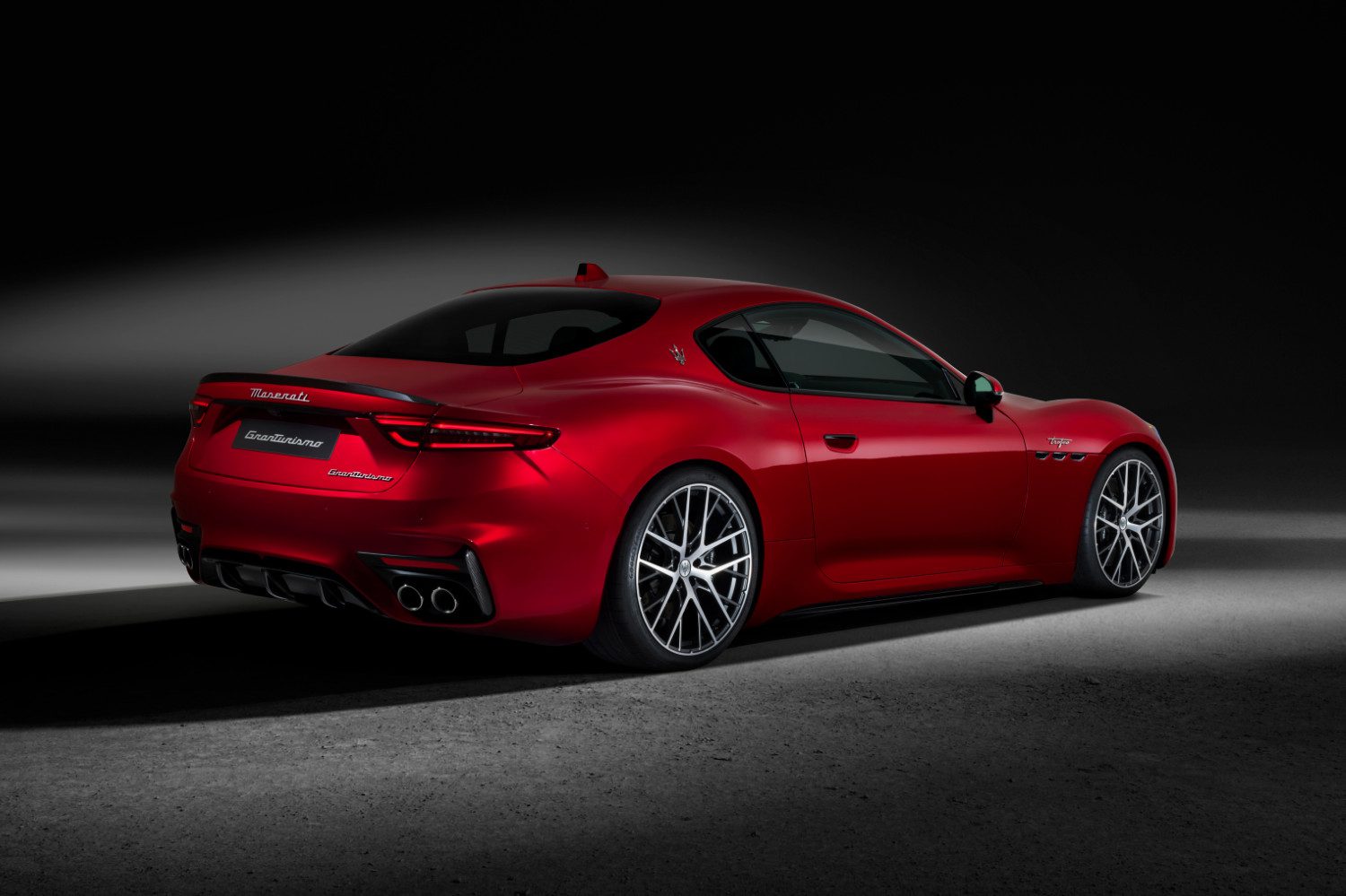 O novo Maserati GranTurismo apresenta-se em três versões e com dois tipos de motorização: o V6 Nettuno e um sistema de propulsão elétrico, o primeiro da família Folgore