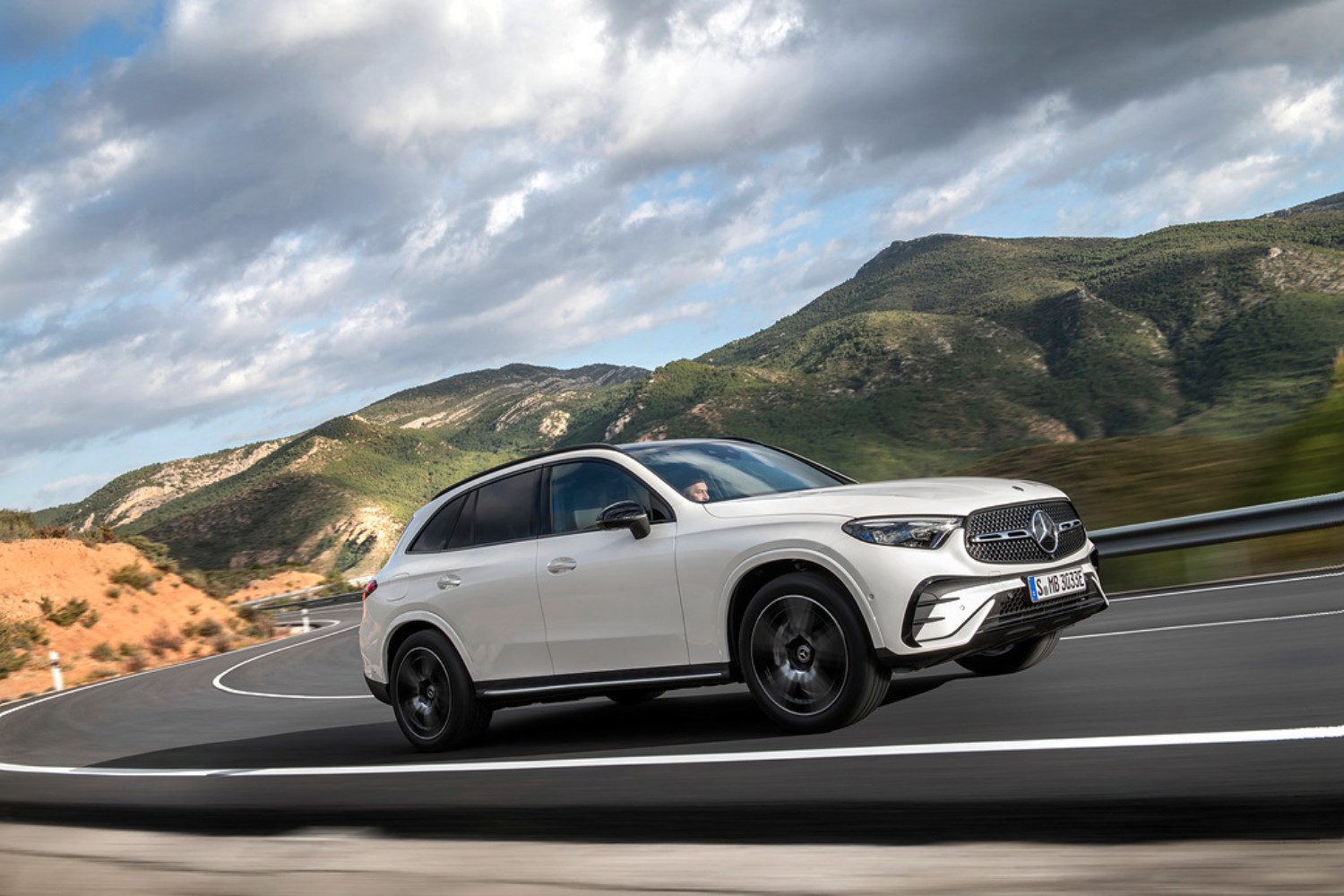 O novo Mercedes-Benz GLC acaba de ganhar duas novas motorizações híbridas plug-in em Portugal