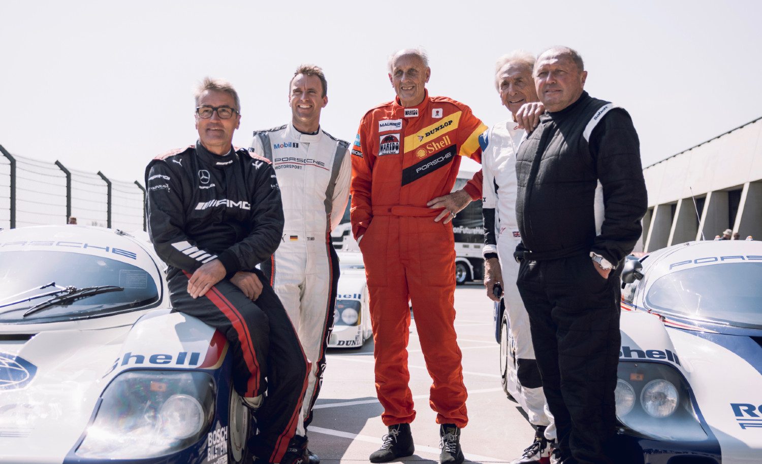 Da esquerda para a direita: Bernd Schneider, Timo Bernhard, Hans-Joachim Stuck, Derek Bell e Jochen Mass 