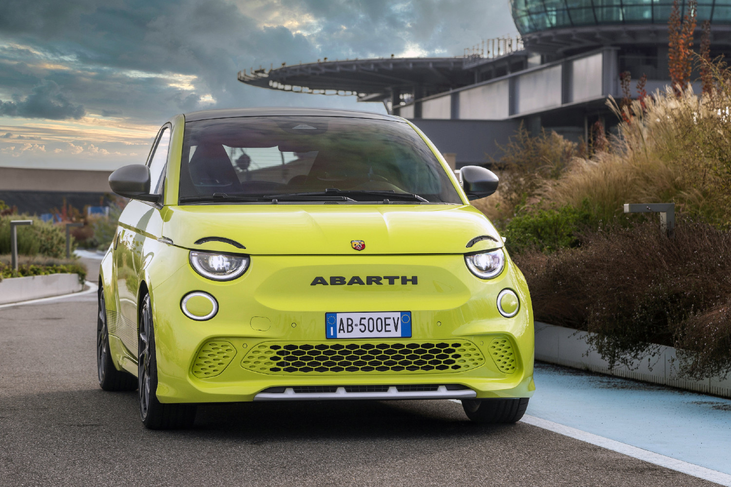 O primeiro EV da Abarth anuncia uma potência de 152 cv e um binário máximo de 235 Nm