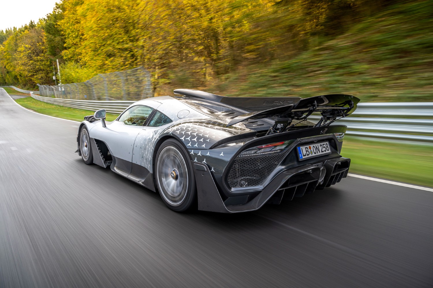 O Mercedes-AMG ONE bateu o recorde de Nürburgring numa altura do dia ensolarado, mas com pista ainda molhada nalguns locais