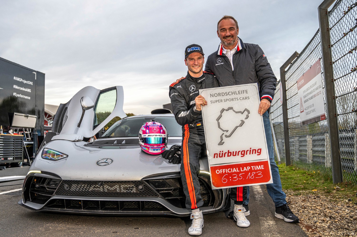 O marca oficial que constitui o novo recorde da volta mais rápida a Nürburgring