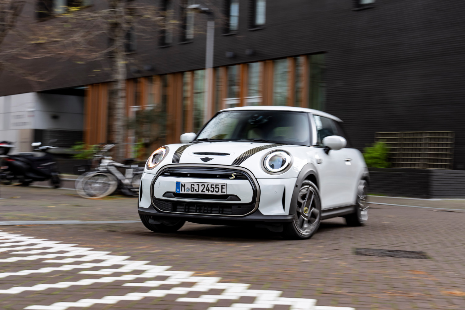 O Mini Cooper SE veste-se, nesta edição especial Revolute, com um Branco Nanuk, palavra que na língua Inuik significa "urso polar" 