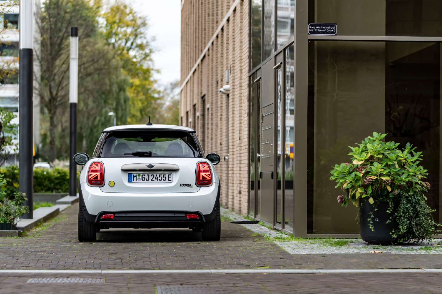 A edição especial 'Resolute Edition' em 'Nanuq White' mantém a motorização elétrica já conhecida do Cooper SE