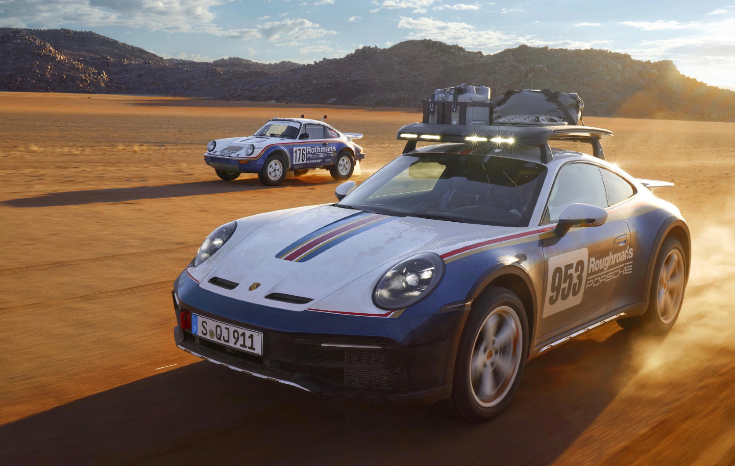 O Porsche 911 Dakar lado-a-lado com o 953 a que presta homenagem