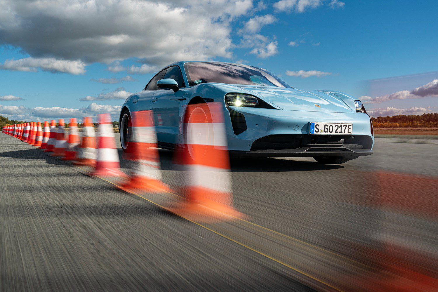 Única proposta elétrica na oferta da Porsche, o Taycan acaba de atingir as 100.000 unidades produzidas 