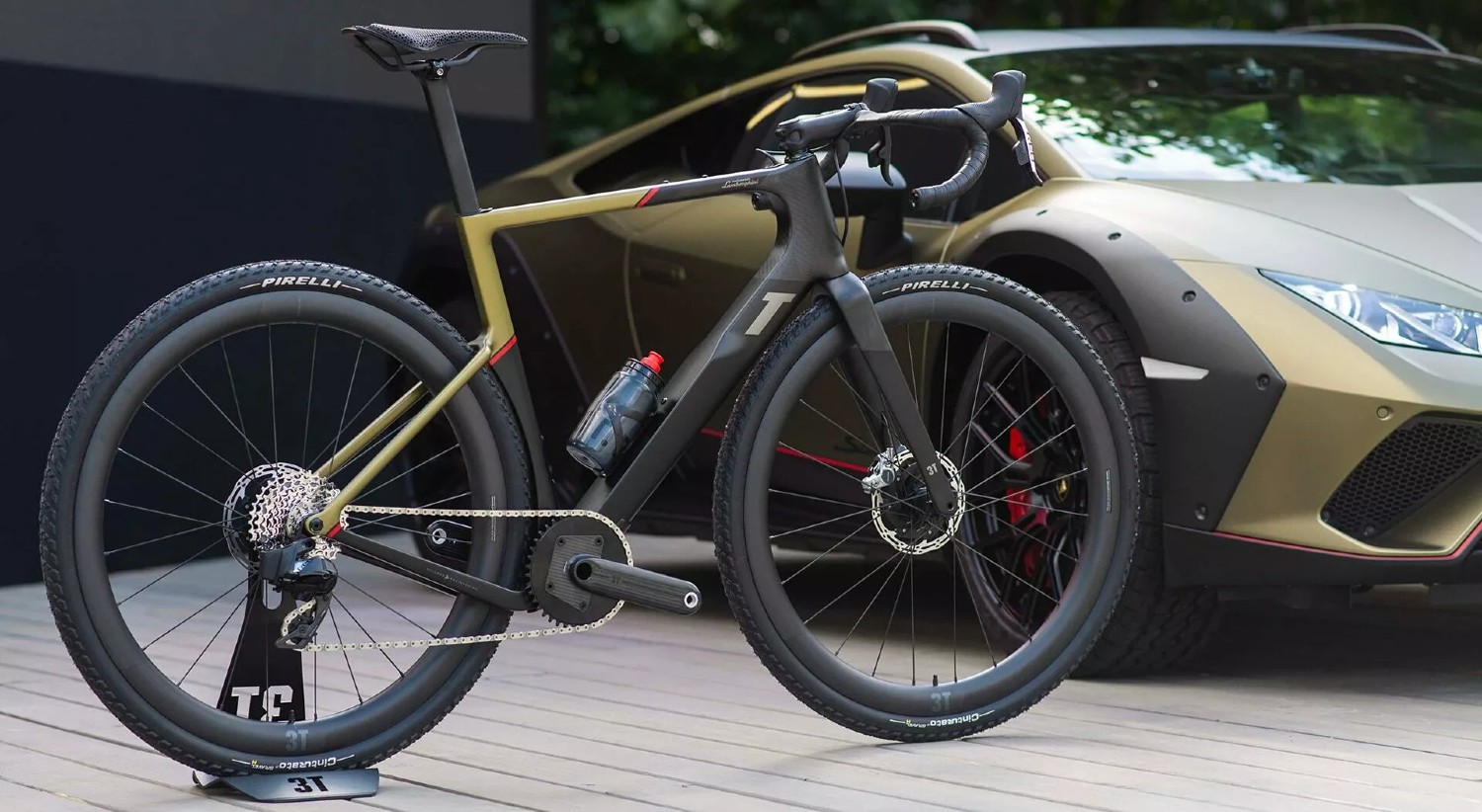 A 3T Exploro Racemax x Huracán Sterrato, junto do Lamborghini Huracán Sterrato em que se inspira