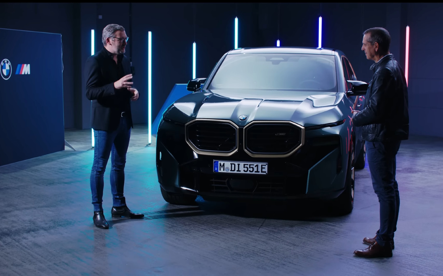 Aqui acompanhado do director de design [à esq.], Frank van Meel não tem dúvidas de que o futuro da BMW M será 100% elétrico