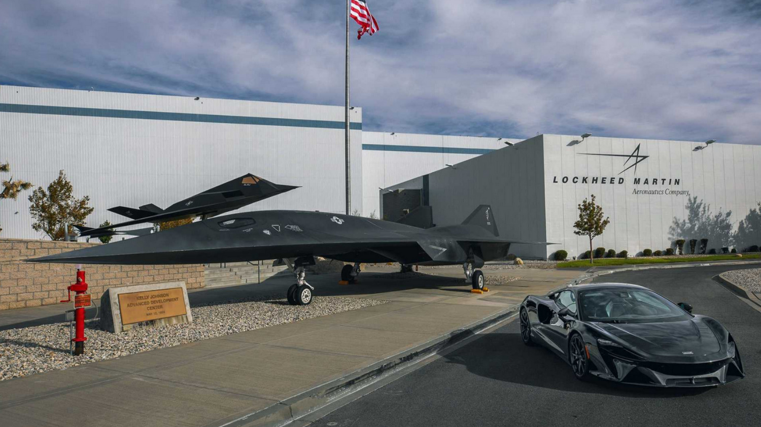 O McLaren Artura ladeado pelo Lockheed SR-71 Blackbird