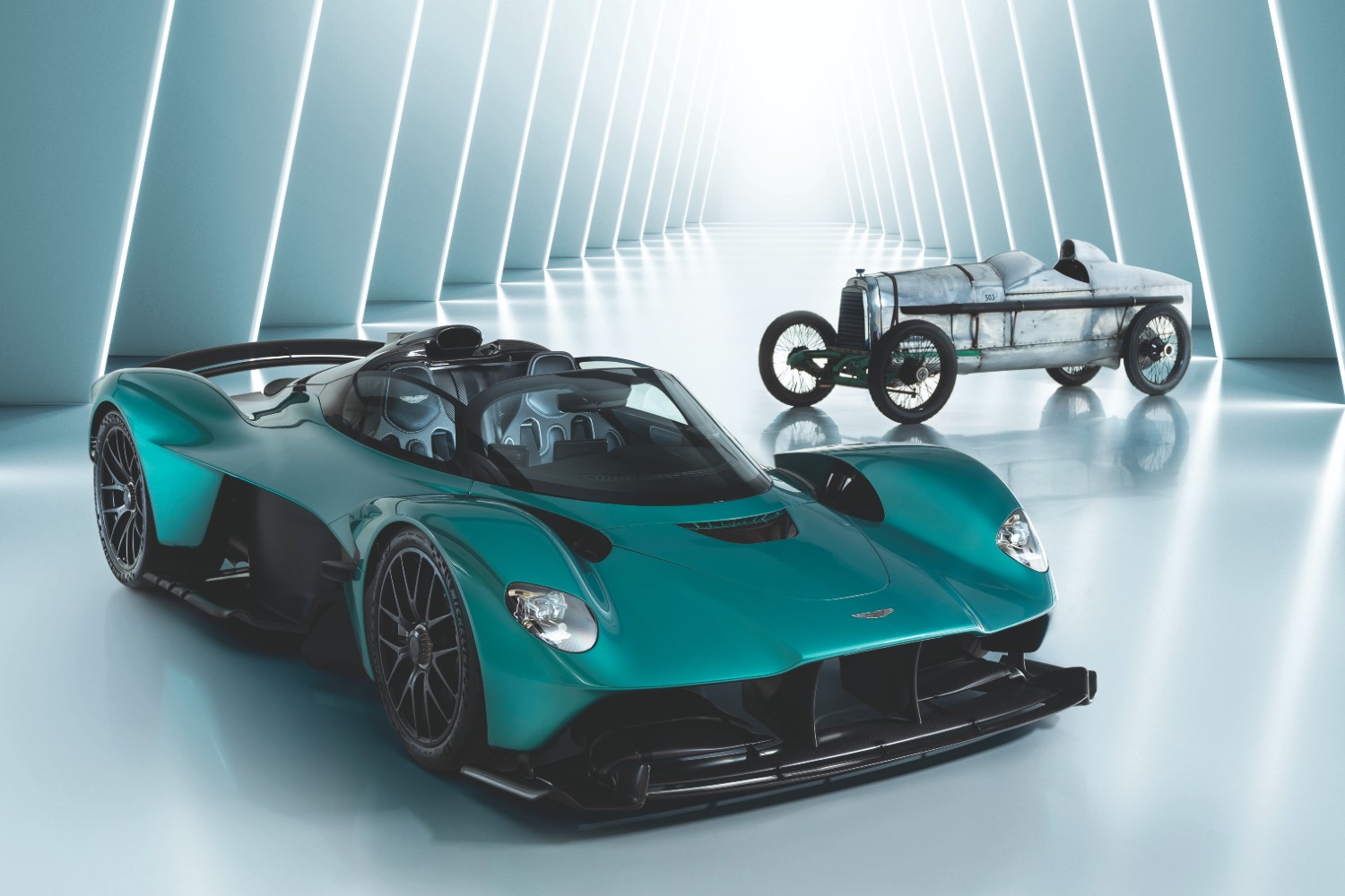 O Aston Martin Valkyrie acompanhado do histórico Aston Martin Razor Blade de 1923