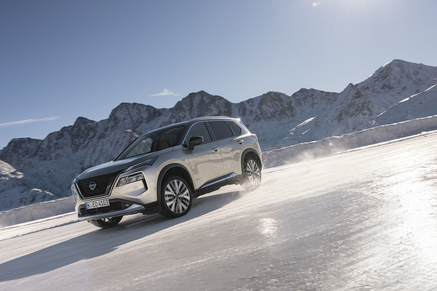 Nissan X-Trail e-4orce a circular sobre neve