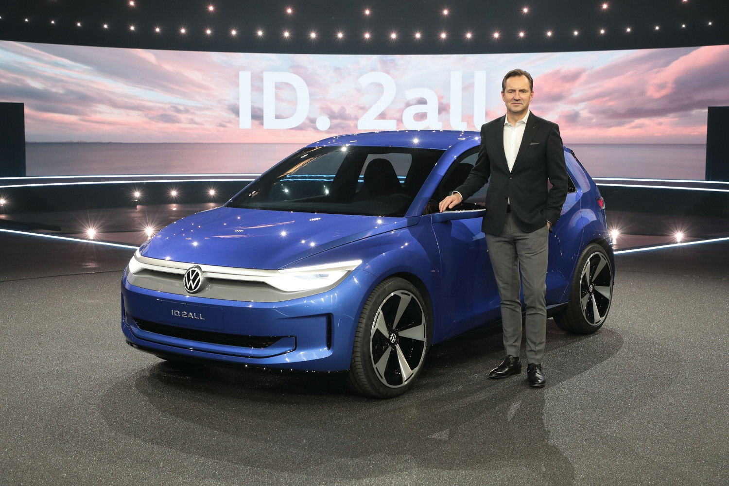 O CEO da Volkswagen, Thomas Schäfer, junto ao novo ID.2all Concept